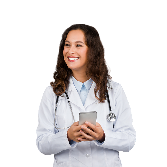 Médica de jaleco sorrindo com celular na mão