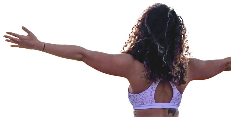 Mulher de cabelo cacheado de costas apreciando o sol