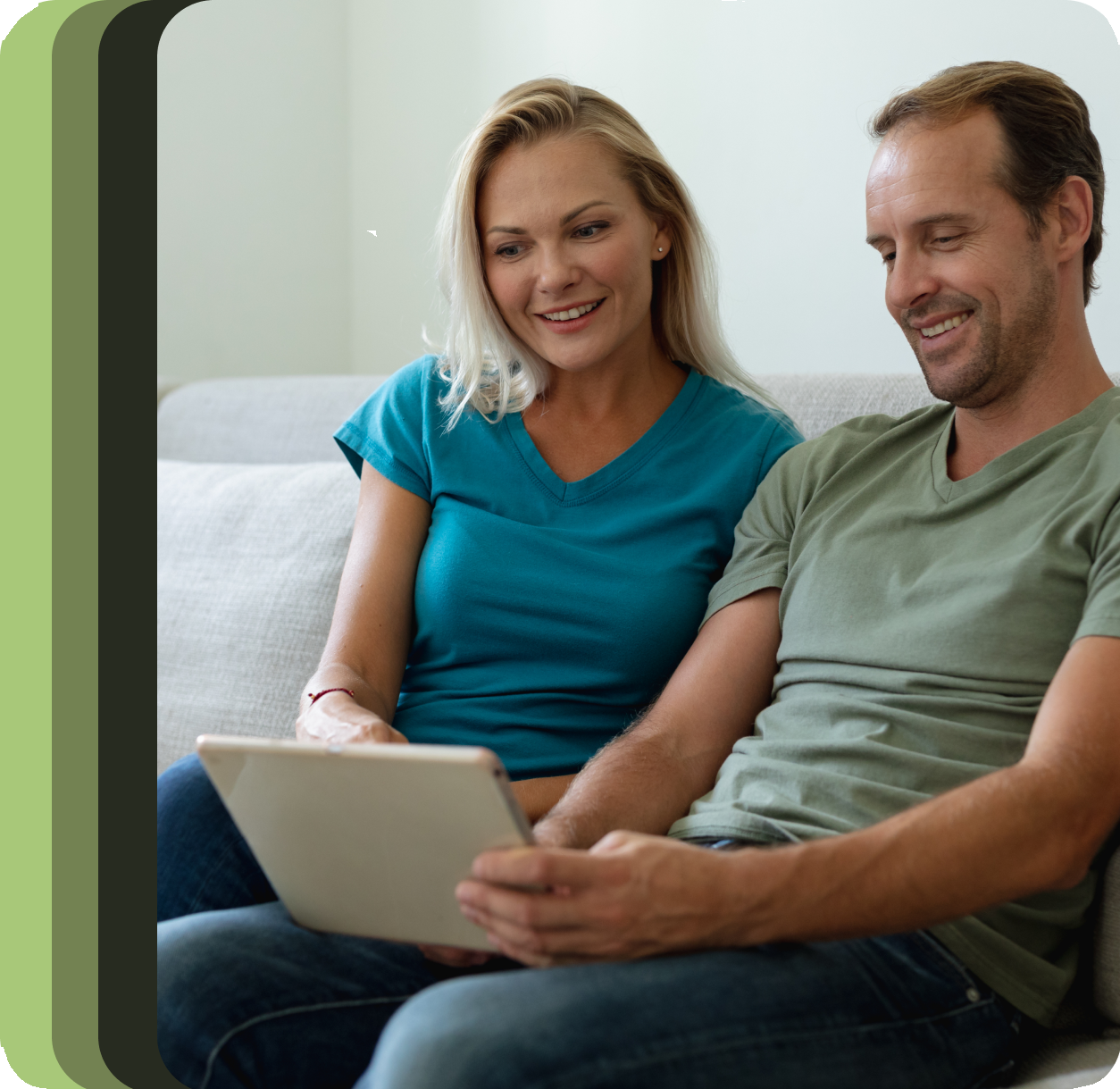 Casal olhando para computador